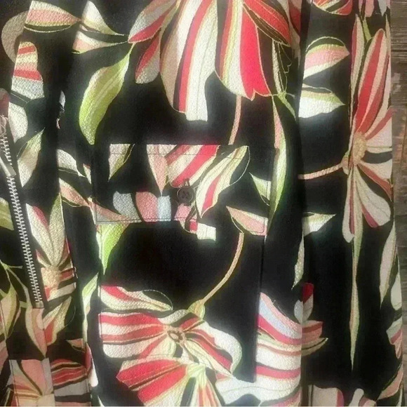 Valerie Steven’s Women’s Floral Shirt - Picture 5 of 7